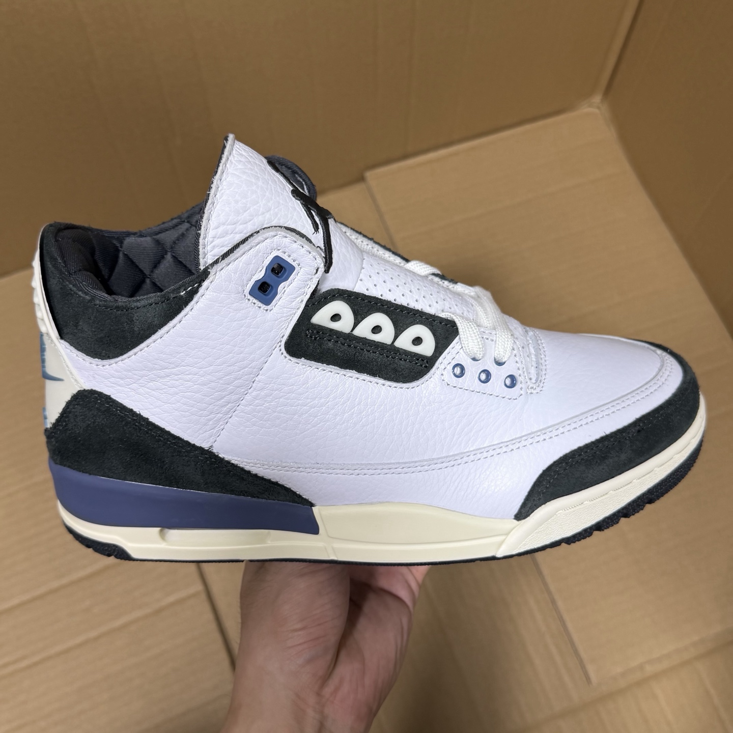 Air Jordan 3 — Blanc / Daim Noir / Bleu