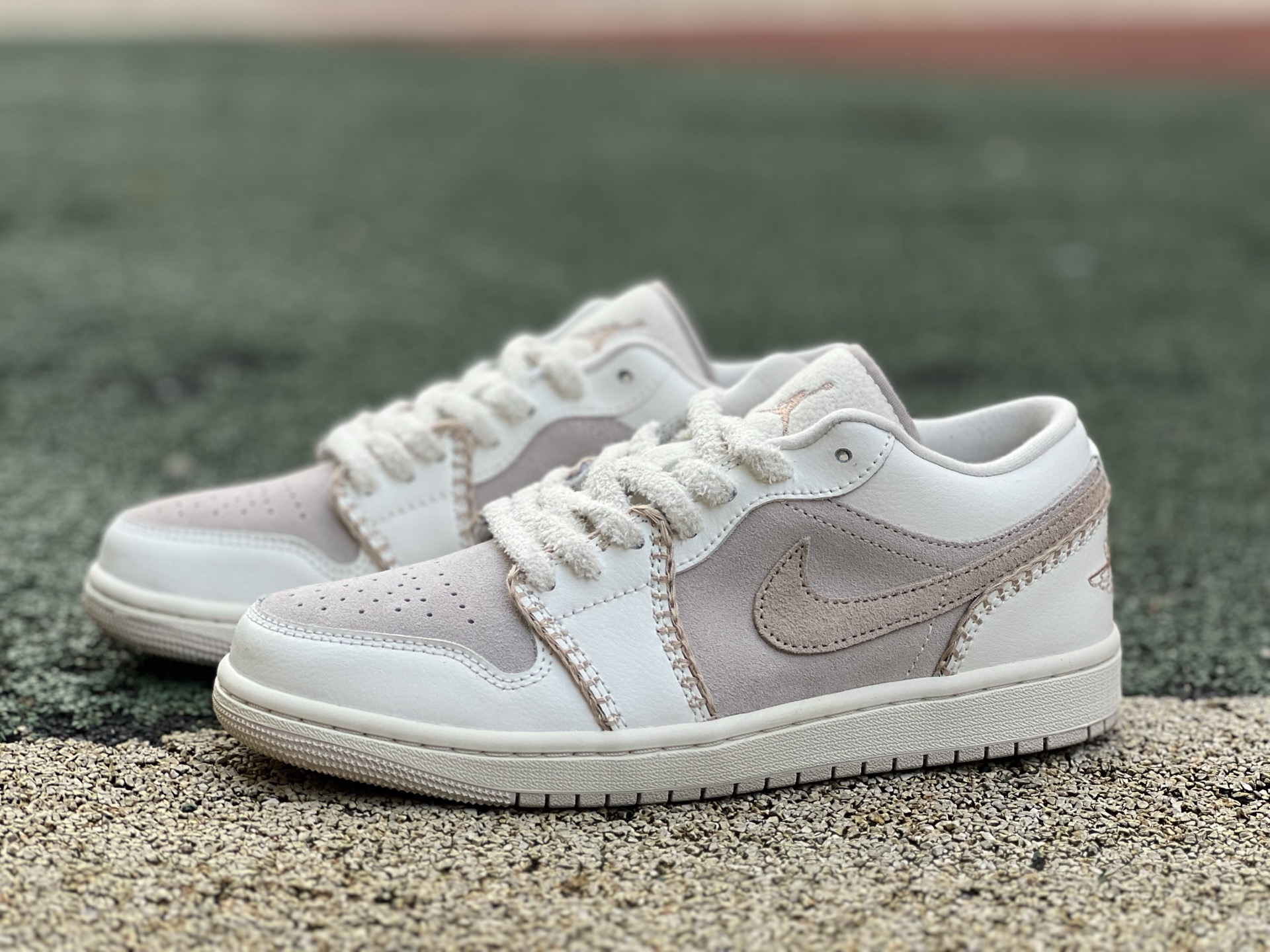 Air Jordan 1 Low — Blanc / Taupe à coutures apparentes