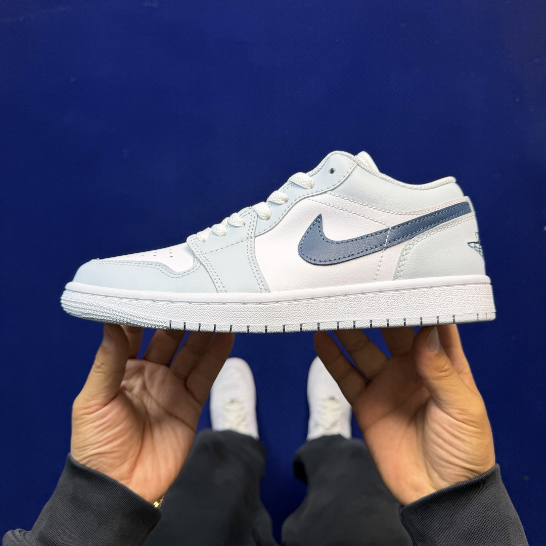Air Jordan 1 Low — Blanc / Bleu « Squadron Blue »