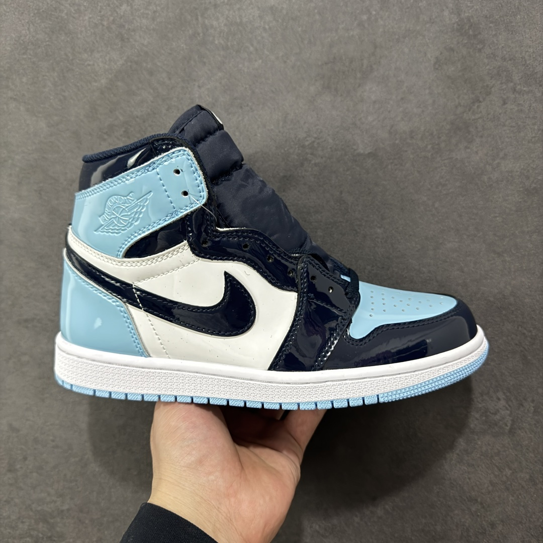 Air Jordan 1 High OG « UNC Patent » — Bleu ciel / Marine vernis