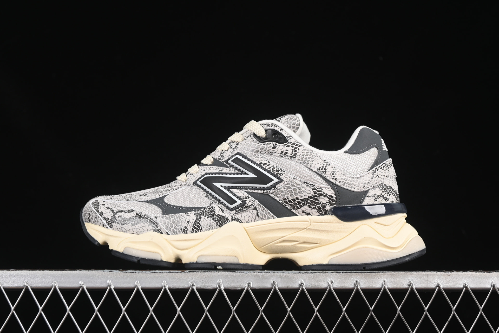 New Balance 9060 — Gris / Noir motif serpent